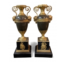 Paire d'urnes Empire, décor tête de bélier.