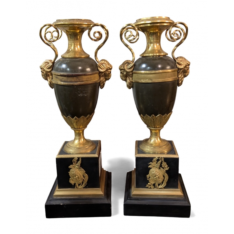 Paire d'urnes Empire, décor tête de bélier.