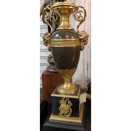 Par de urnas de estilo Imperio, con decoración de cabeza de carnero. En  Moinat SA  - Antigüedades y decoración
