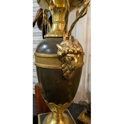 Par de urnas de estilo Imperio, con decoración de cabeza de carnero. En  Moinat SA  - Antigüedades y decoración