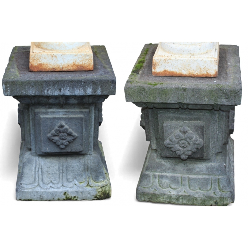 Paire de socles en pierre volcanique