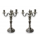 Paire de bougeoirs en métal argenté à 3 lumières