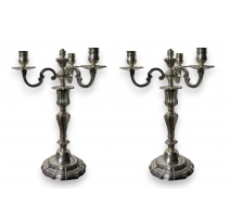 Paire de bougeoirs en métal argenté à 3 lumières