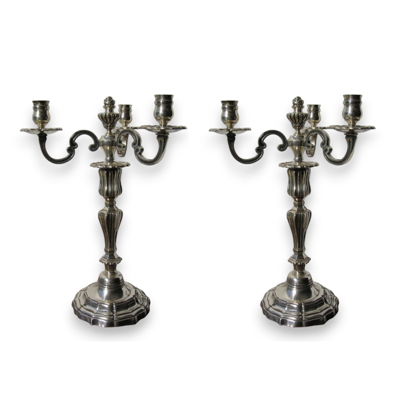 Paire de bougeoirs en métal argenté à 3 lumières