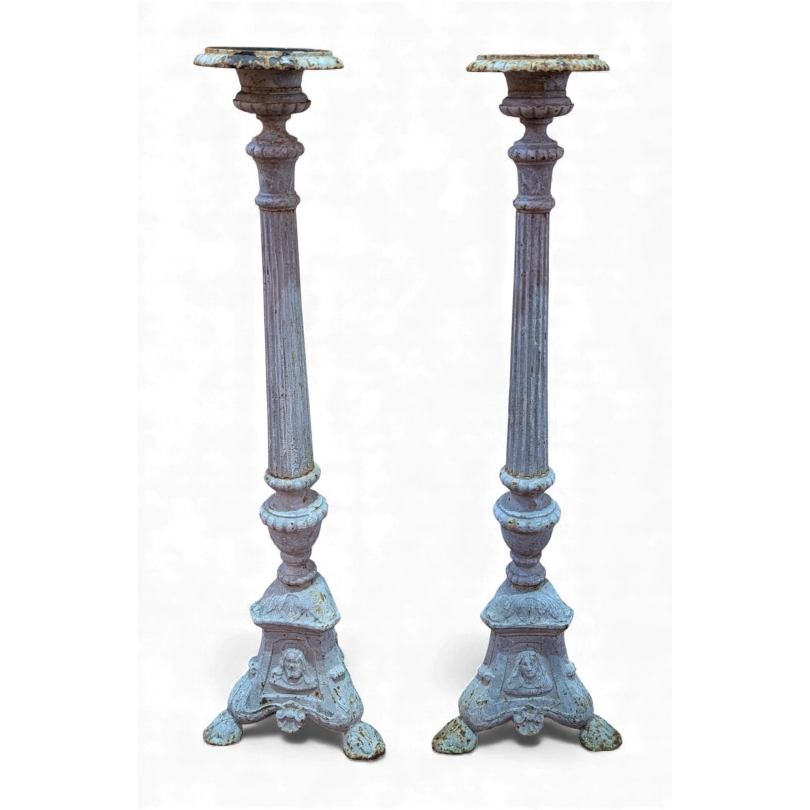 Paire de pique-cierges en fonte blanche