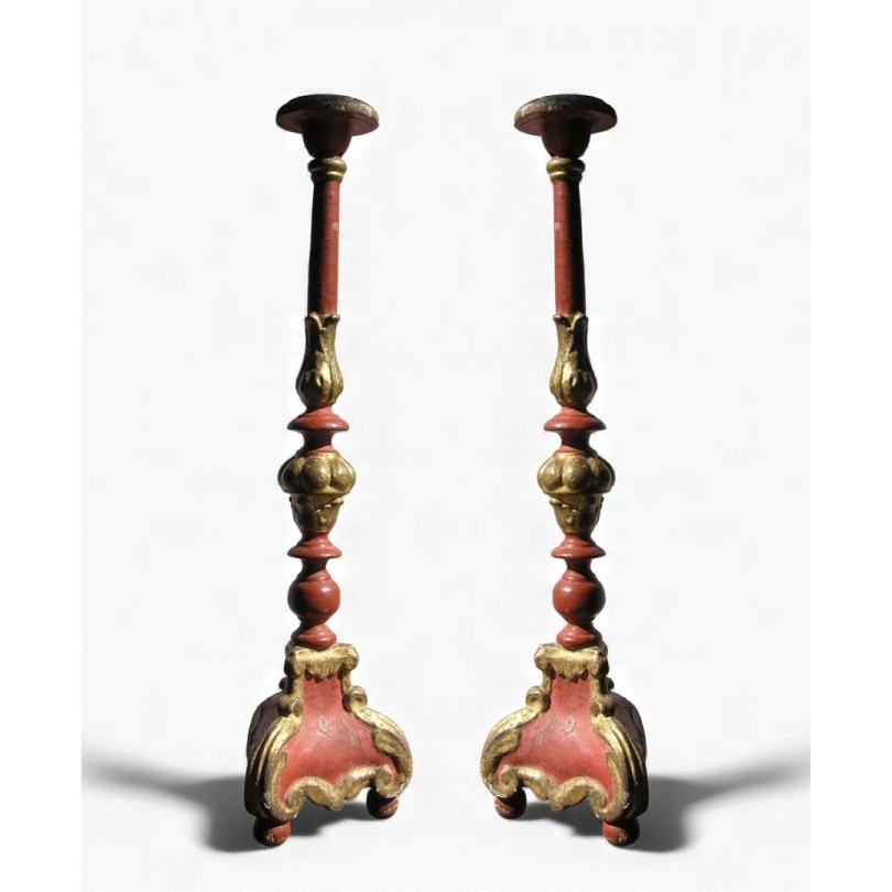 Paire de pique-cierges en bois doré