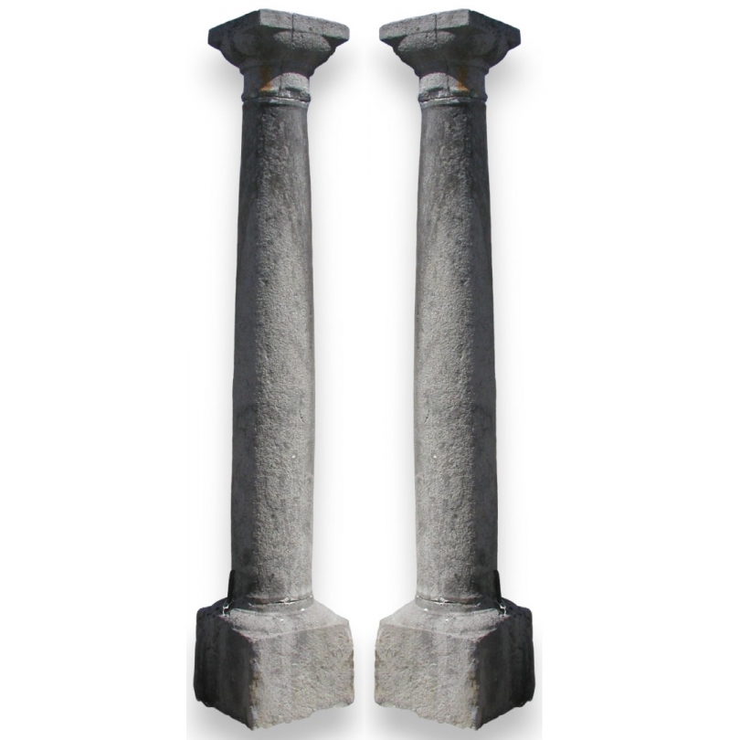 Paire de colonnes, en pierre de St-Triphon.