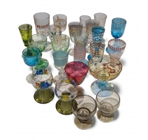 Lot de 24 verres sur pied miniature en verre