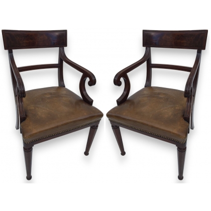 Paire de fauteuils, en acajou. Assise en cuir brun