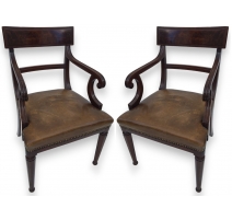 Paire de fauteuils, en acajou. Assise en cuir brun