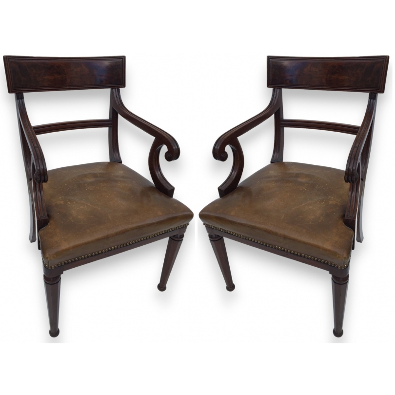 Paire de fauteuils, en acajou. Assise en cuir brun