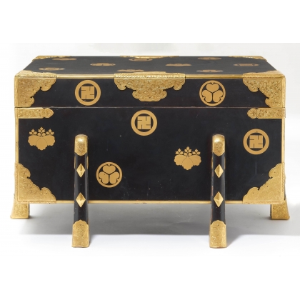 Black and gold lacquered armour case