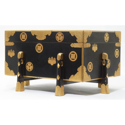 Black and gold lacquered armour case