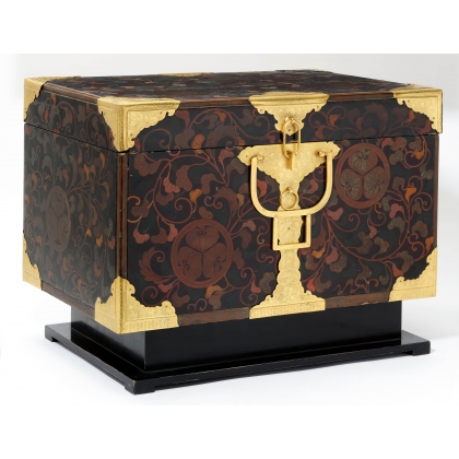 Black and gold lacquer travel set