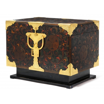 Black and gold lacquer travel set