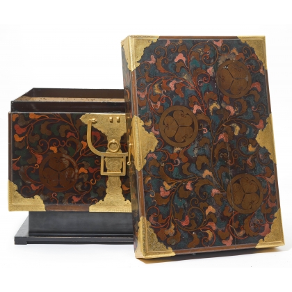 Black and gold lacquer travel set