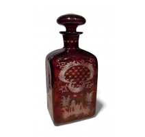 Flacon en verre rouge gravé de bohème