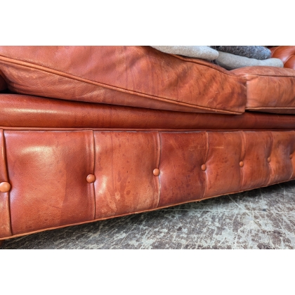 Super Elite leather Chesterfield sofa at  Moinat SA  - Antiques and home décor