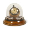 Montre Gousset sur socle, sous une cloche