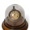 Montre Gousset sur socle, sous une cloche