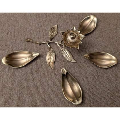 Cendrier en forme de fleur, en bronze poli