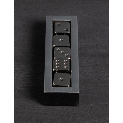Cinq dés en métal