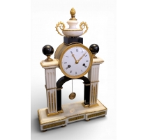 Pendule de portique Louis XVI en marbre noir
