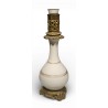 Lampe en opaline blanche à réhauts dorés