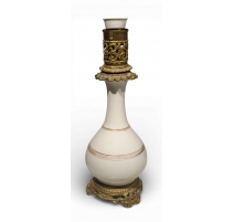 Lampe en opaline blanche à réhauts dorés