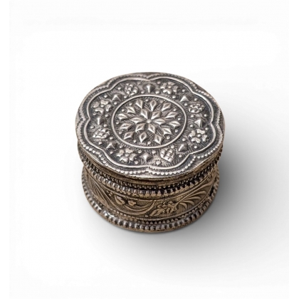 Petite boite ronde à Kumkuma en argent