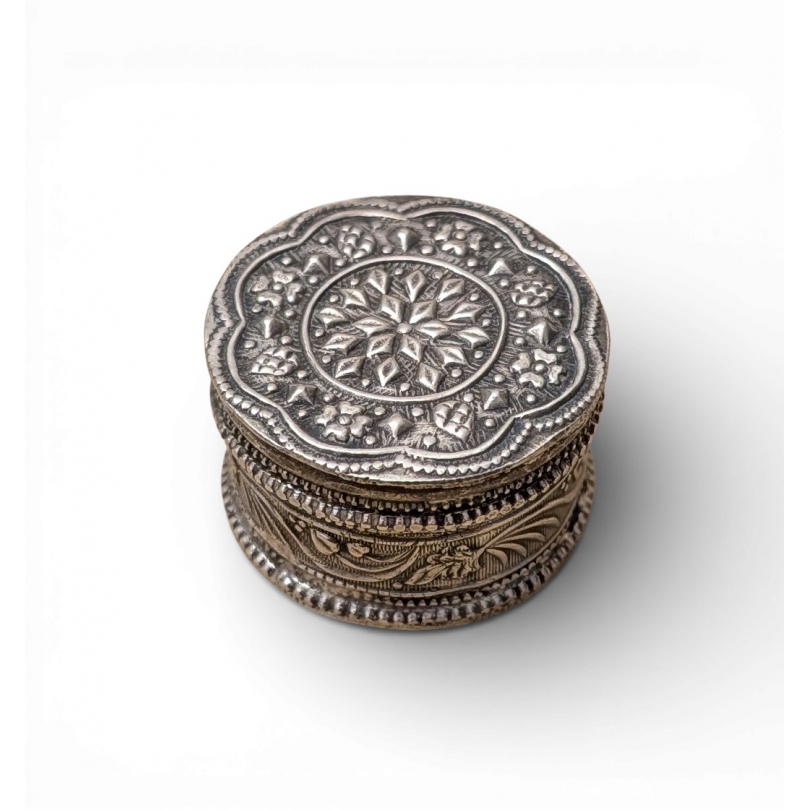 Petite boite ronde à Kumkuma en argent