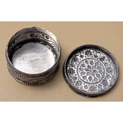 Petite boite ronde à Kumkuma en argent