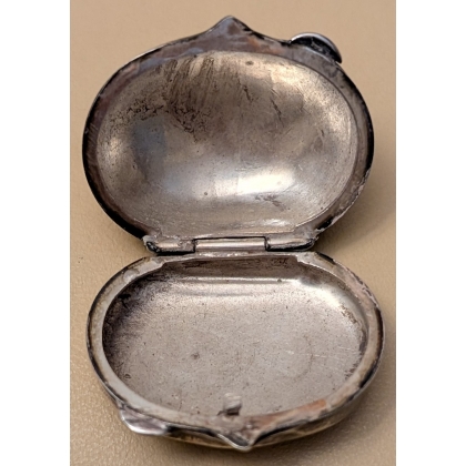 Petite boite Châtaigne en argent 800