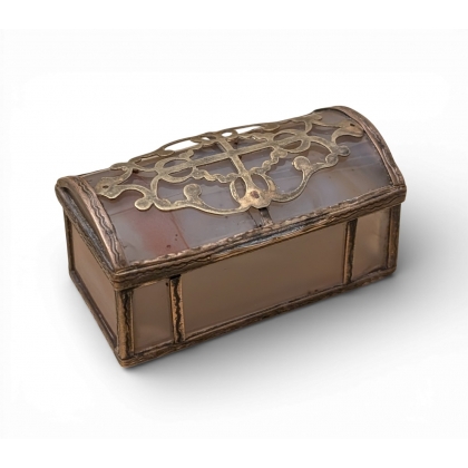 Boite en agate et laiton en forme de coffre
