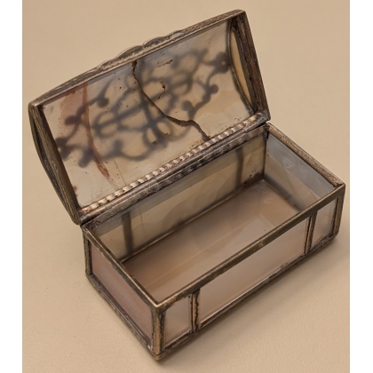 Boite en agate et laiton en forme de coffre