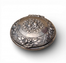 Boite ronde Roses en argent 800