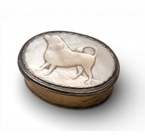 Boite ovale en argent, couvercle nacre