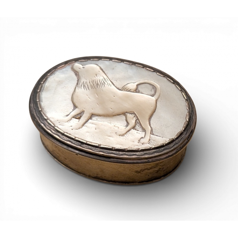 Boite ovale en argent, couvercle nacre