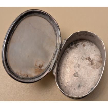 Boite ovale en argent, couvercle nacre