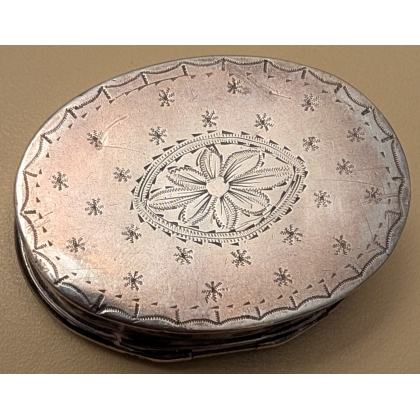 Boite ovale en argent, couvercle nacre