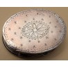 Boite ovale en argent, couvercle nacre