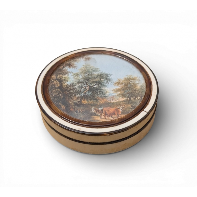 Round box with miniature ivory cows