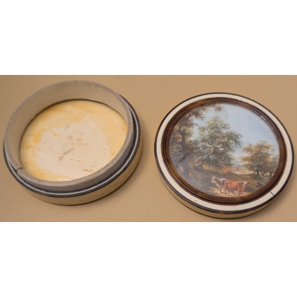 Round box with miniature ivory cows