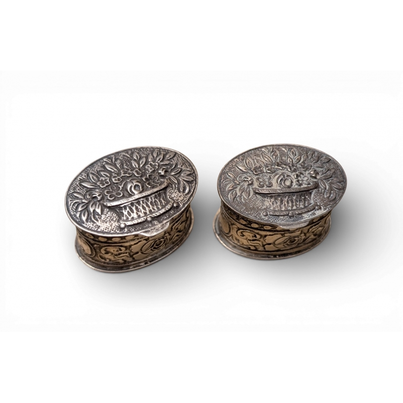 Paire de petites boites ovale en argent 800