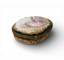 Petite boite en porcelaine de Sèvres Bergère