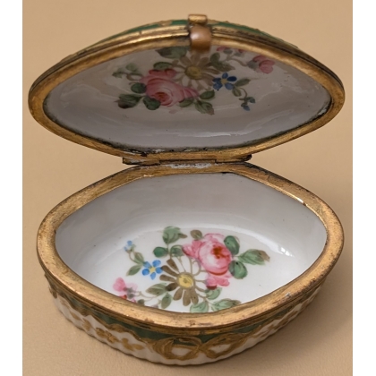 Petite boite en porcelaine de Sèvres Bergère