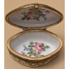 Petite boite en porcelaine de Sèvres Bergère