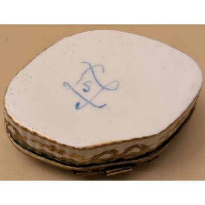 Petite boite en porcelaine de Sèvres Bergère