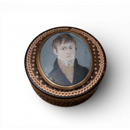 Boite ronde en corne et or avec miniature
