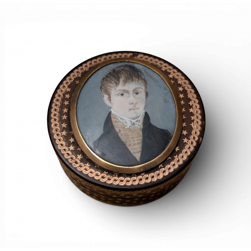 Boite ronde en corne et or avec miniature